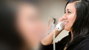 image d’une femme au téléphone